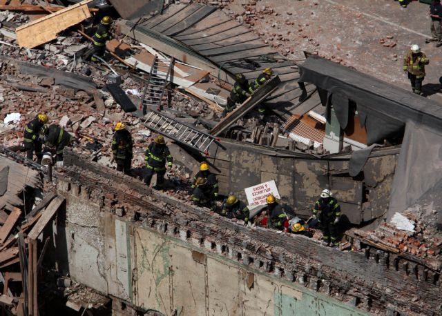 Ένας παγιδευμένος από κατάρρευση κτιρίου στη Φιλαδέλφεια των ΗΠΑ